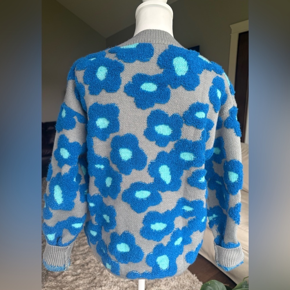 &merci SMALL Gray Crew Neck Sweater With Royal Blue and Turquoise Mod Flowers - Picture 3 of 7